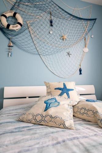 - une chambre avec un lit avec un filet sur le mur dans l'établissement Agréable maison avec extérieur, à Parentis-en-Born