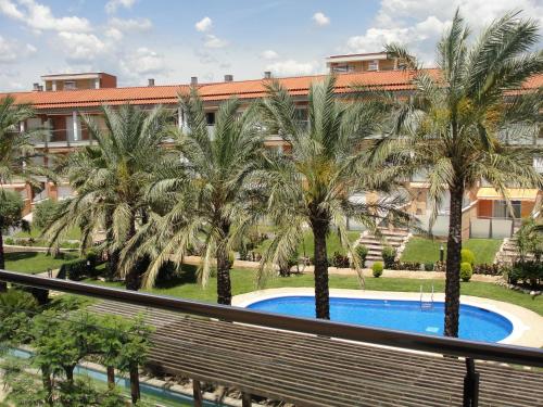 een uitzicht vanaf het balkon van een resort met een zwembad bij Acogedor apartamento con piscina en Vilafortuny, Cambrils in Cambrils