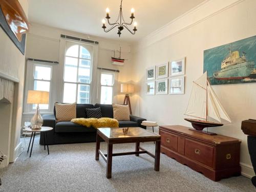 uma sala de estar com um sofá e uma mesa em Charming Two Bed house in Central Penzance em Penzance