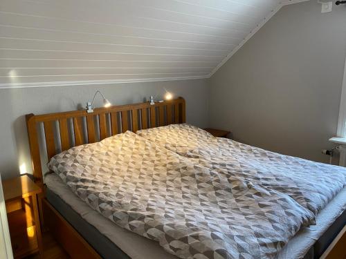 - un lit dans une chambre dotée de deux lumières dans l'établissement Naturnära hus utanför Reftele närhet till Isaberg och High Chaparral, à Reftele