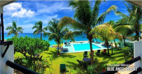 vista su un resort con piscina e oceano di Blue Angel Resort a Cozumel