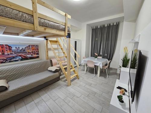 een slaapkamer met een stapelbed en een eetkamer bij La Dolce Vita apartment in Rome in Rome
