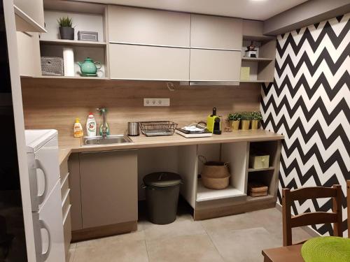 una pequeña cocina con encimera y fregadero en Csengery Apartment en Budapest