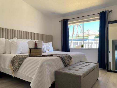 Un dormitorio con una cama grande y una ventana en Dream House 4B/2B King Bed Miami Springs, FL en Miami