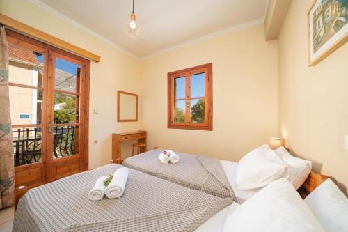Una cama o camas en una habitación de Alexatos Studios & Apartments