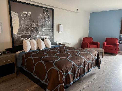 Säng eller sängar i ett rum på Super 8 by Wyndham Clemmons/Winston-Salem Area