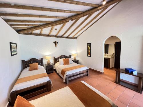 1 Schlafzimmer mit 2 Betten in einem Zimmer in der Unterkunft Hotel Campestre Montecarlo in Montenegro