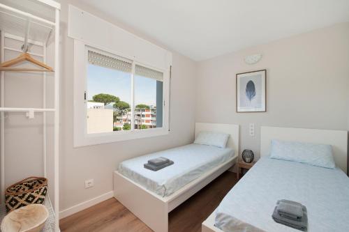 1 dormitorio con 2 camas y ventana en Casa Natura Gava Beach en Barcelona