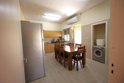 uma cozinha e sala de jantar com mesa e cadeiras em Ramallah Hostel em Ramallah