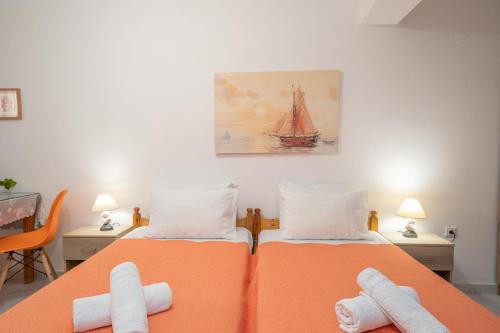 Una cama o camas en una habitación de Alexatos Studios & Apartments