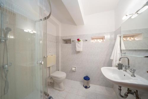 Un baño de Alexatos Studios & Apartments