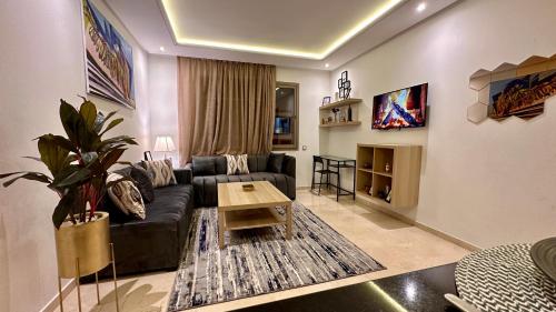 uma sala de estar com um sofá e uma mesa em luxury studio-Haut standing MAARIF em Casablanca
