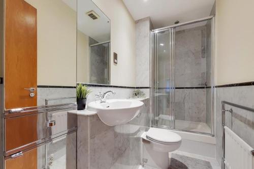 a bathroom with a sink and a shower and a toilet at Apartment in the heart of London in London