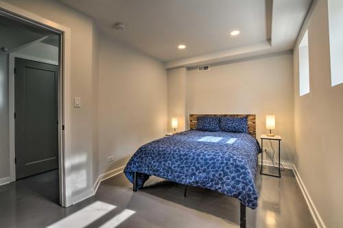 een slaapkamer met een bed met een blauw dekbed bij Chicago Vacation Rental Near Lake Michigan! in Chicago