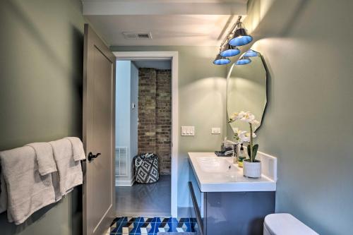 een badkamer met een wastafel en een spiegel bij Chicago Vacation Rental Near Lake Michigan! in Chicago