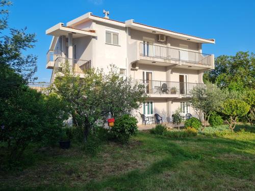 Κήπος έξω από το Apartments Macaso