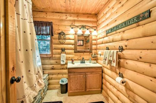 La salle de bains est pourvue d'un lavabo dans une cabane en rondins. dans l'établissement Smoky Mountain Rustic Log Cabin with Furnished Patio, à Cosby