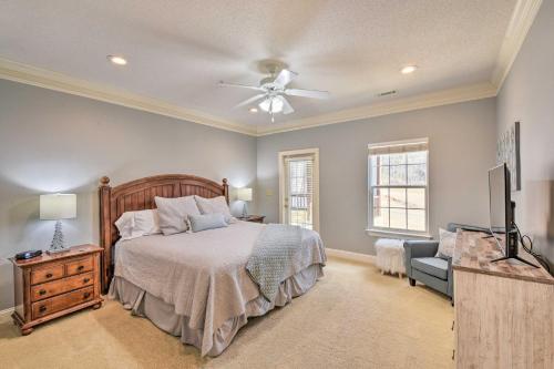 1 dormitorio con 1 cama y ventilador de techo en Inviting Kingwood Resort Condo in Clayton!, en Clayton