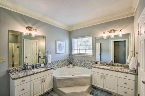 baño con 2 lavabos y bañera grande en Inviting Kingwood Resort Condo in Clayton! en Clayton