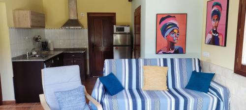 un soggiorno con divano e una cucina di O Pedregal a Burela de Cabo
