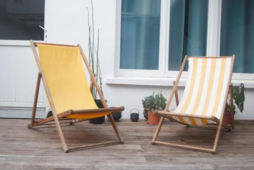 twee schommelstoelen op een veranda bij maison R&vâmes in Calais