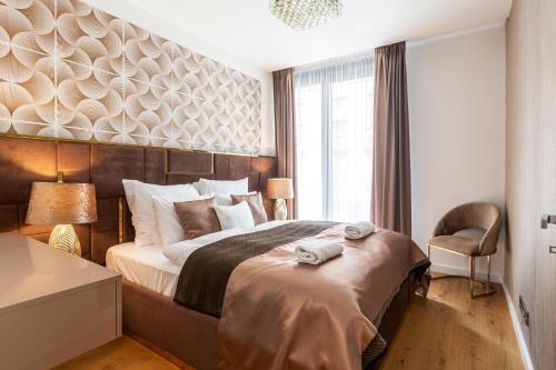 Postel nebo postele na pokoji v ubytování Emerald Luxury Downtown Apartment with Free Sauna & Gym