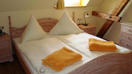 ein großes weißes Bett mit zwei Kissen darauf in der Unterkunft Alkener Villa in Alken