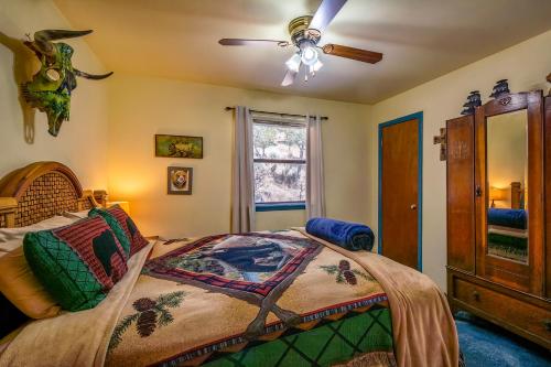 una camera con letto e ventilatore a soffitto di Howl at the Moon a Ruidoso