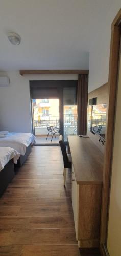 a room with a bed and a desk with a desk at Apartment Verde in Bar