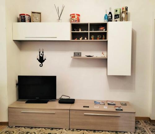 a living room with a tv and a desk at Casa dei MoMi in Piombino