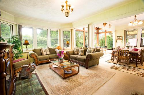 Aloha Junction Bed and Breakfast -Minutes away from Hawaii Volcanoes National Parkにあるシーティングエリア