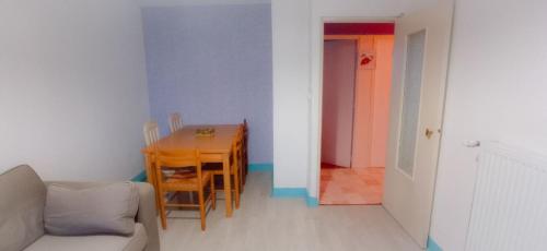 une salle à manger avec une table et une chaise dans l'établissement L'auberge du Seigneur, à Toulouse