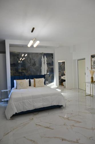 Ένα ή περισσότερα κρεβάτια σε δωμάτιο στο NM Luxury Suites