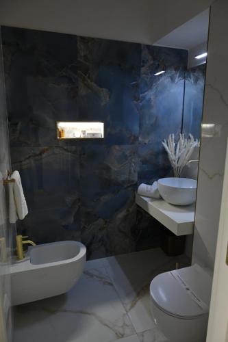 Ένα μπάνιο στο NM Luxury Suites