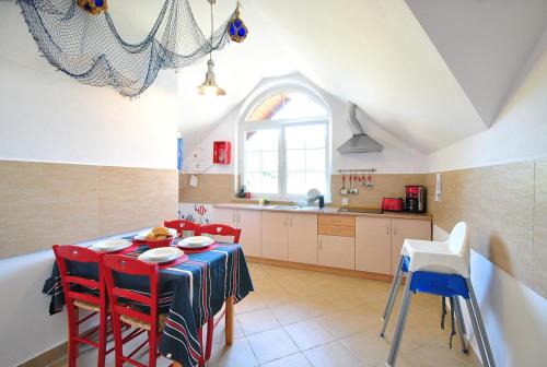 Kuchyň nebo kuchyňský kout v ubytování Villa Pod Żaglami