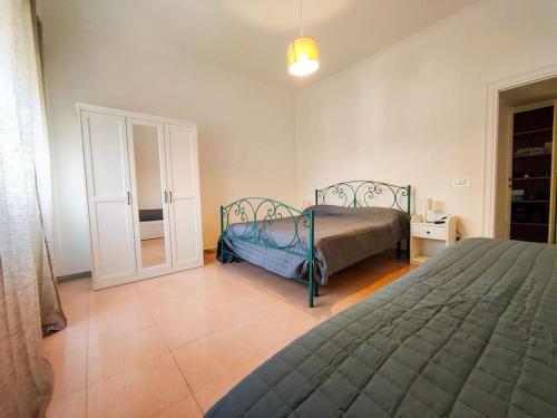 una camera con 2 letti di Eufonia Gemelli Apartment a Roma