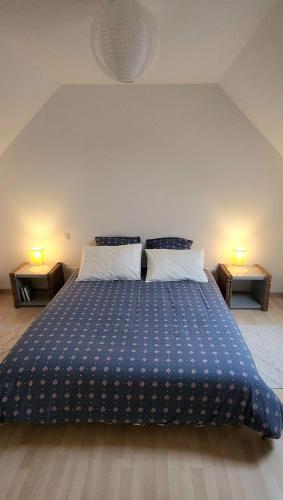 - une chambre avec un lit bleu et 2 tables de nuit dans l'établissement Le Petit Lavoir - Maison Cosy à Mayet, à Mayet