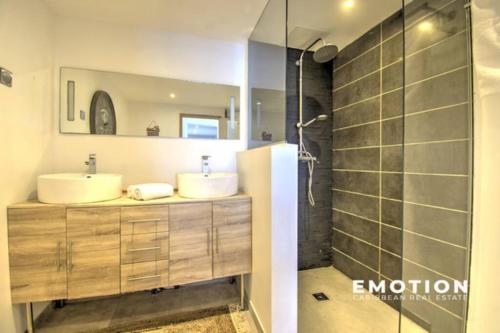 La salle de bains est pourvue de 2 lavabos et d'une douche. dans l'établissement Cozy Yacht Club, à Marigot