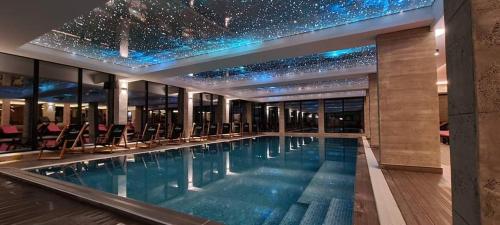 uma piscina num edifício com tecto de estrelas em Golden view apartment - Milmari p82 FREE SPA APRIL, MAY AND JUNE!!!! em Kopaonik