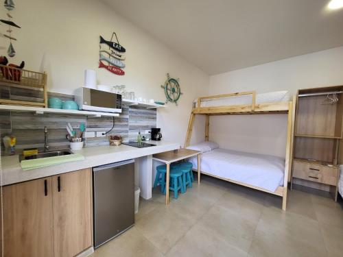 a room with a kitchen and a bunk bed at SUITES BRISAMAR PLAYA SANTA MARIANITA Manta in Manta
