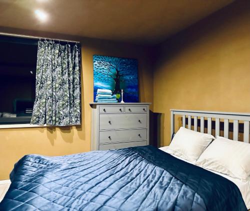 sypialnia z łóżkiem, komodą i oknem w obiekcie CLAY Apartment Bôrik vírivka len v letnom období w Żylinie