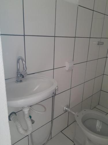 ウベルランジアにあるSuítes Algthのバスルーム(洗面台、トイレ付)
