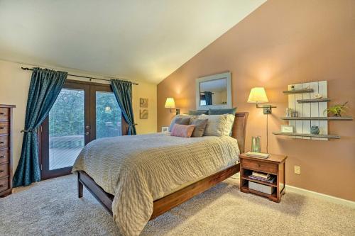 Giường trong phòng chung tại Home with Hot Tub 7 Mi to Edmonds Waterfront!