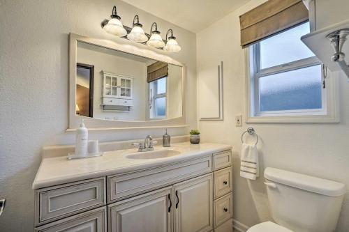 Phòng tắm tại Home with Hot Tub 7 Mi to Edmonds Waterfront!