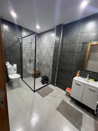 a bathroom with a shower and a toilet and a sink at Appartement familial Soleil et Mer à 150m de la Plage de Mehdia in Plage de Mehdia