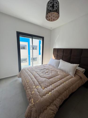 מיטה או מיטות בחדר ב-Appartement familial Soleil et Mer à 150m de la Plage de Mehdia
