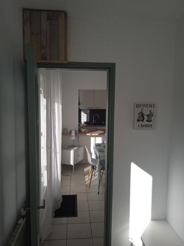 une porte menant à une cuisine et une chambre dans l'établissement Logement cosy proche de la mer et des commodités, à Pleuven