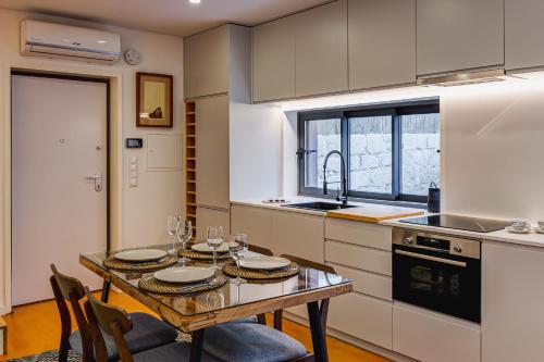 a kitchen with a table and chairs in a kitchen at Design Antas Home in Porto