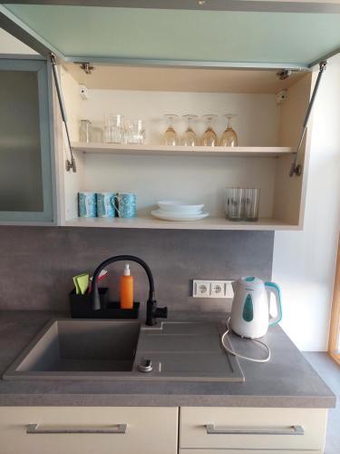 Η κουζίνα ή μικρή κουζίνα στο Maple Park Apartment