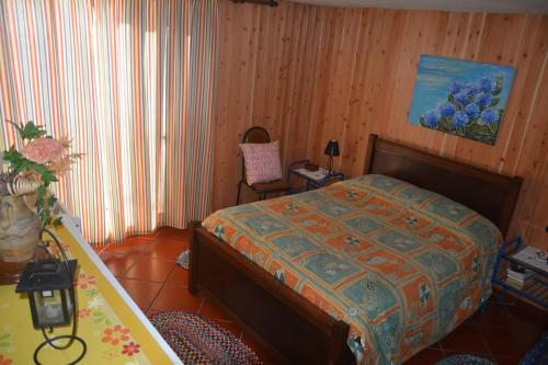 Postel nebo postele na pokoji v ubytování Best beach, sea view and sunset to Mosteiros island